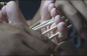 【青春的火焰】五四装女孩被抓刑讯逼供老虎凳打挠蜡烛烧烫脚心