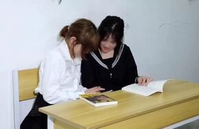 《叛逆期的女学生们》自习课偷玩手机被抓个正着！让两人相互挠脚心惩罚！笑到喘不上气