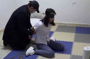 【雨涵】裸足TK脚丫驷马 架子挠痒,脱鞋瞬间白嫩的脚丫很美