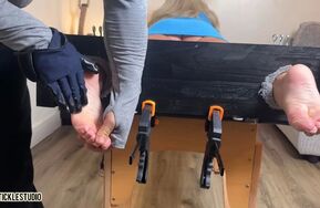 【在线播】UkTickleStudio   Louise Face Down in the Stocks Tickling Session