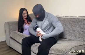 【在线播】【白袜女教练塔拉的痒模出道】UkTickleStudio   Tara s Tickling Test on the Sofa