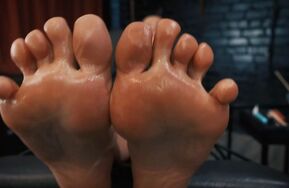 【在线播】【皮夹克束缚下的褶皱足】RFStudioProduction   Her Ringing Laughter   Tickling Taisia s Deep Foot Arches in a Leather Straitjacket