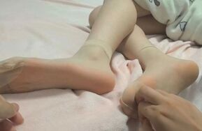 趁18岁妹妹睡着挠白袜肉丝脚（在线播）