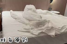 新到的模特 很不错，会互动。丢床上，包起来搞她脚脚