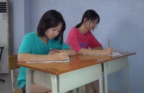 【南国足艺】小花潘婷上课打闹，脱对方鞋袜挠脚心