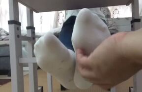 【新月】定拍 TK 桌子下玩JIO 脱鞋 狠挠白袜JIO 为了影响她学习必须要挠惨她