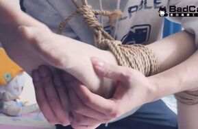 【咲希】 【黑色ol装】被绳索龟甲 股绳 紧缚挣扎 挣脱失败 被强制按在床上