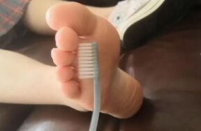 【大神原创】高颜值妹子的帆布美脚挠玩，非常怕痒