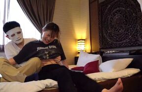 金发女郎艾拉在酒店里玩起了挑逗的挠痒游戏（在线播）