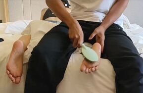 酒店tk怕痒爱笑穿着性感的女孩