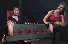 RussianFetish -Leya玩兴大发，猛挠Elisara脚心-Leya has fun and intensely tickles Elisara s