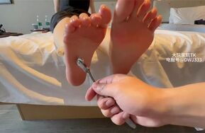 【通城大玩家】吊带黑裙妹子TK脚心挠痒痒