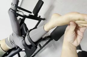 绑在检查床上 被肆 分开所有脚趾长时间挠脚心