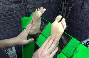 【在线播】TicklingFootworX   Mya Pleasure in a Fantastic Position for Tickling